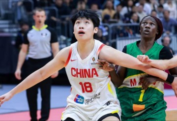 威廉体育-带了又不用！广东大腿3战仅2分4板，球迷质问：为何不选刘禹彤？